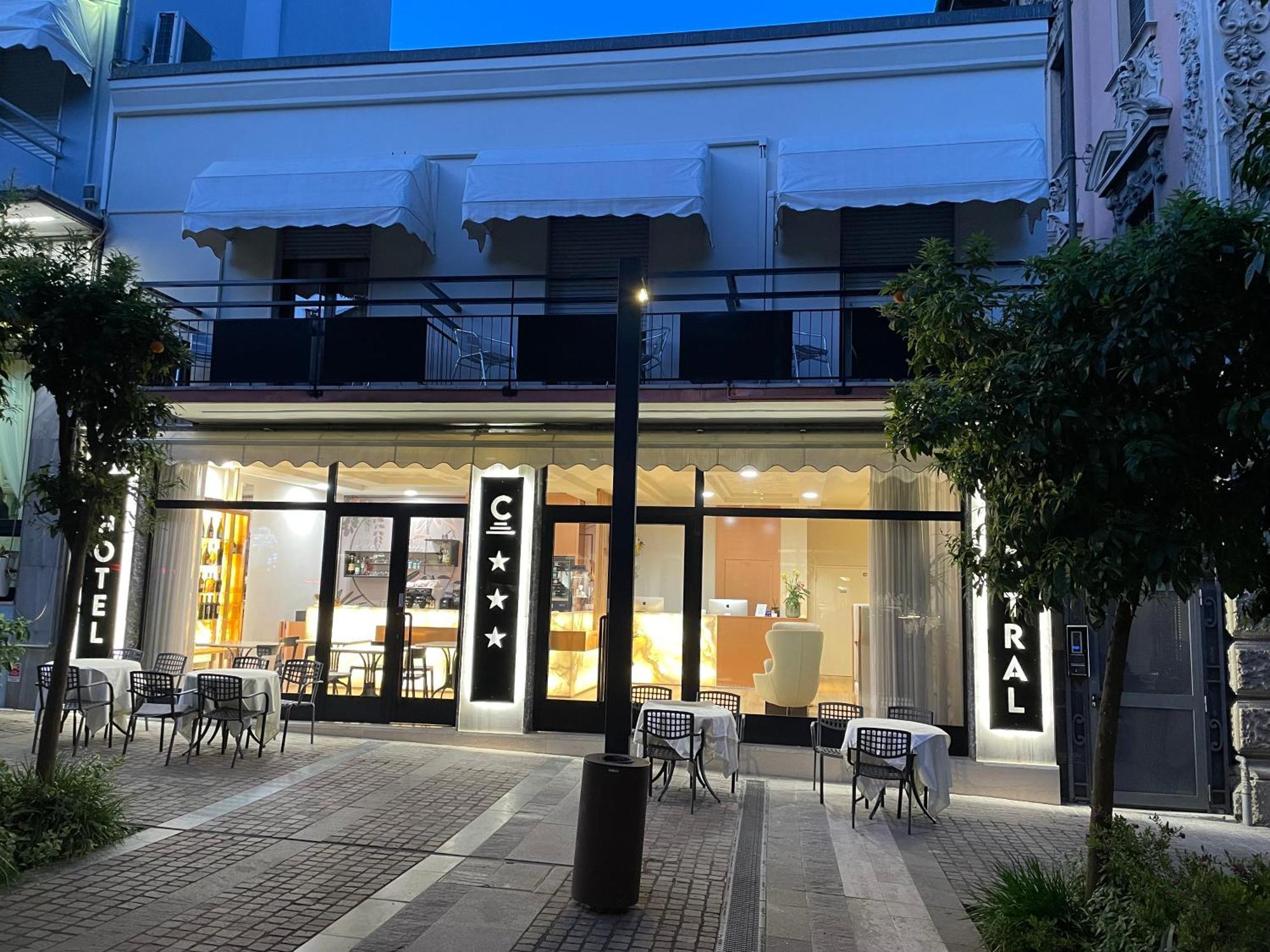 Hotel Central Giacomini Сало Экстерьер фото